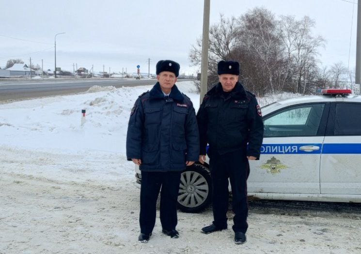Саратовские полицейские напоили кофе водителя съехавшего в сугроб автомобиля